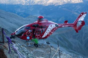 Helikopter der Air Zermatt an der Mischabelhütte