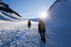 Alpenfotogtrafie: Es ist sehr früh am Morgen, kalt und klar. Der Schnee knirscht unter den Steigeisen und quietscht unter dem Eispickel. Dann, nach einiger Zeit, der erste Sonnenstrahl -ein Geschenk.