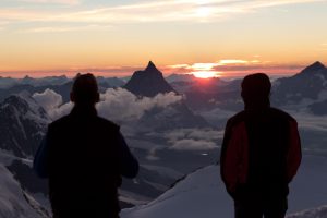 Sonnenuntergang hinter dem Matterhorn. Dank an Sonnenuntergang hinter dem Matterhorn. Dank an Ragna Krückels, www.bergfuehrerin.com
