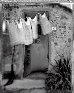Toskana auf 4x5 Inch Polaroid Type 55 Film, Bild Hauseingang
