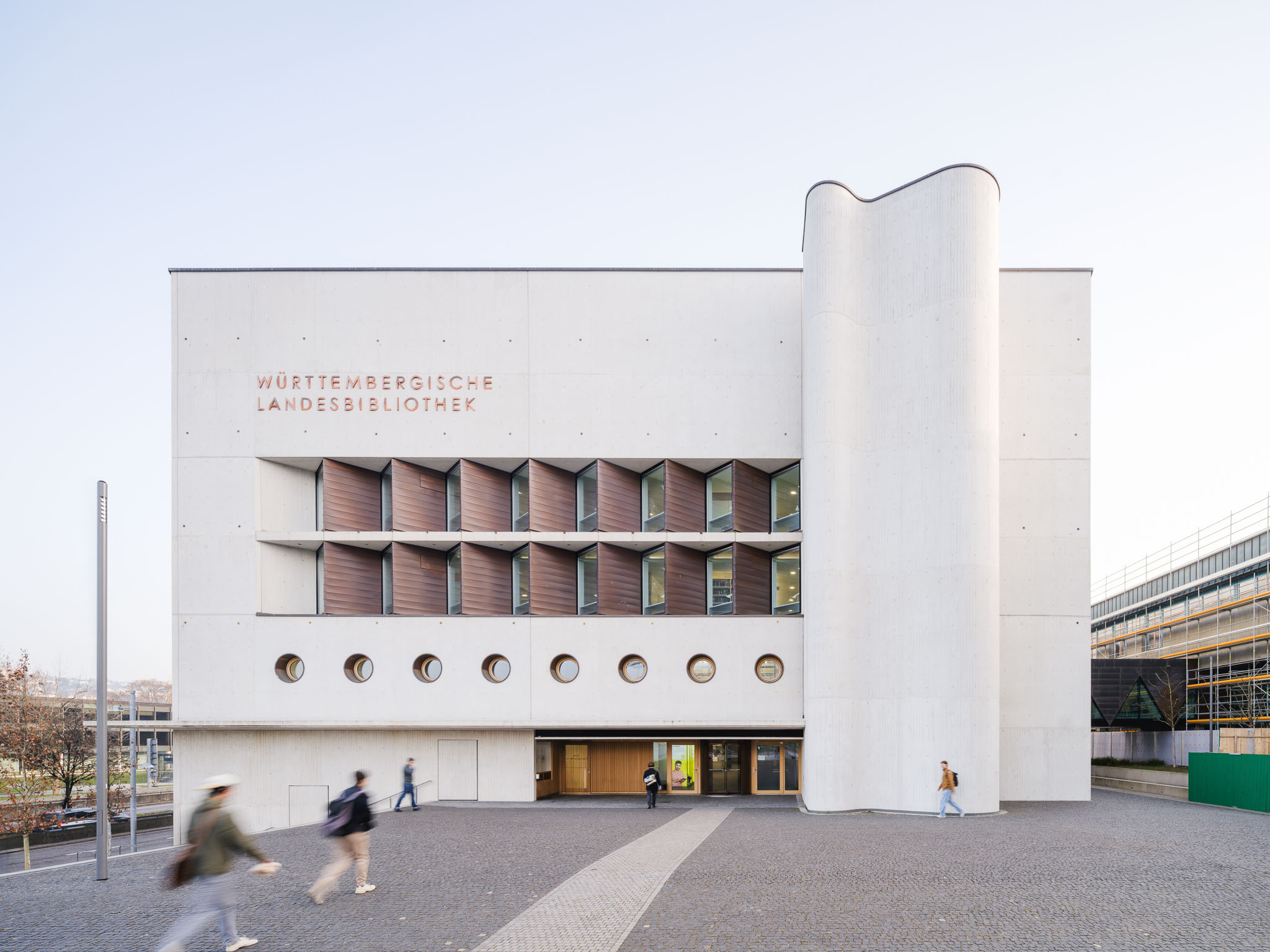 Moderne Bibliothek in Stuttgart mit einzigartiger Architektur.